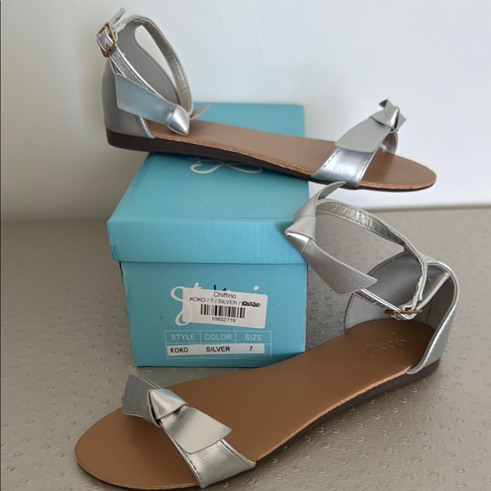 Silver Minimalist Sandals with Metallic Strap